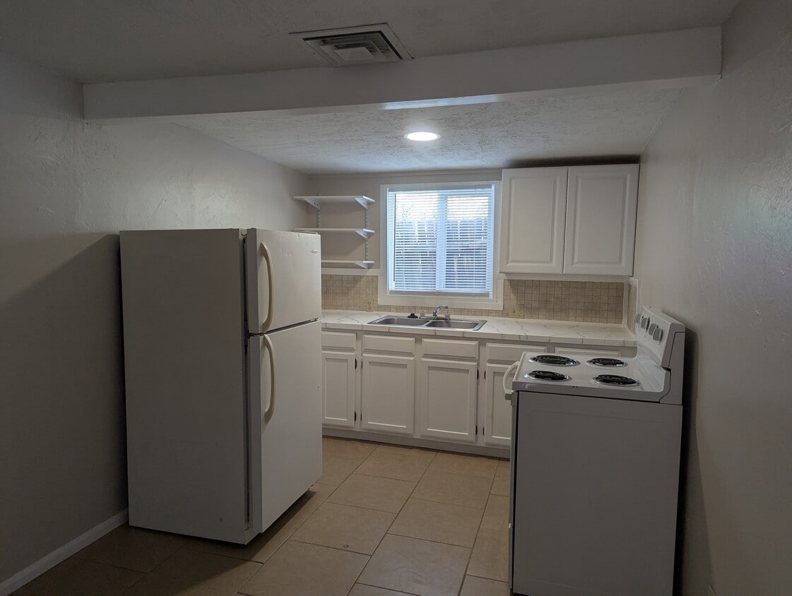 Primary Photo - 1646 N Columbus Blvd