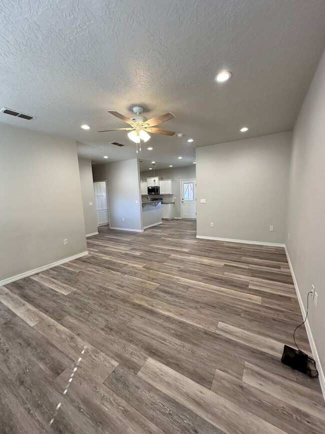 Building Photo - Stunning 3 Bed Home! Managed by Owner!