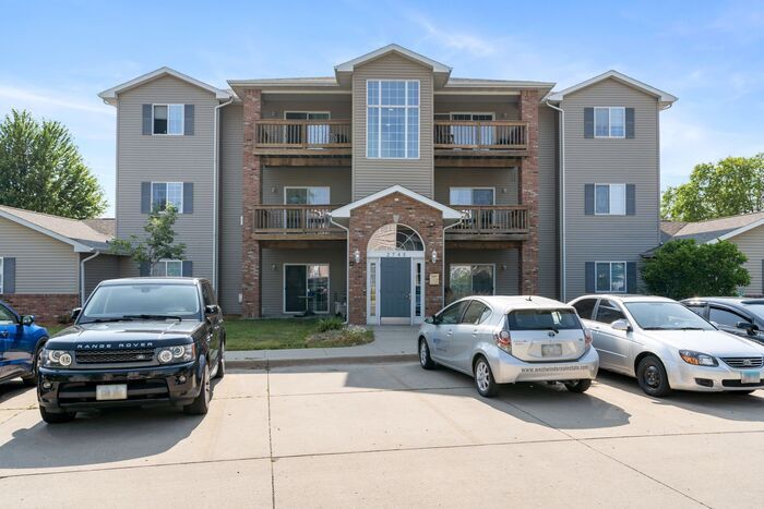 Foto principal - $1,150 | 2 Bedroom, 1 Bathroom Condo | Pet...