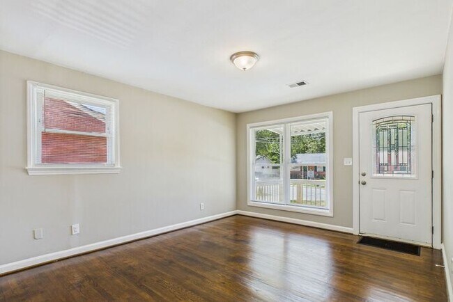 Foto del edificio - Adorable Updated home off of Merritt and S...