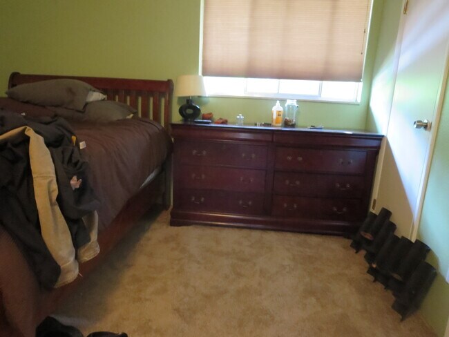 2 large bedrooms with walk-in closets - 3423 Madison Ave