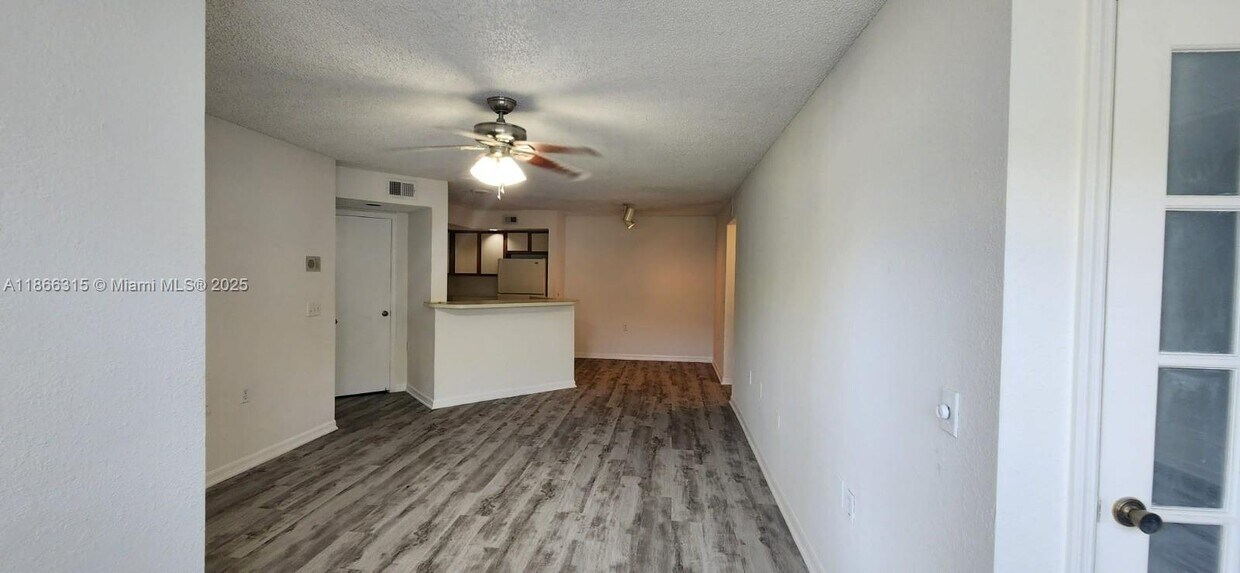 Foto principal - 1401 Village Blvd