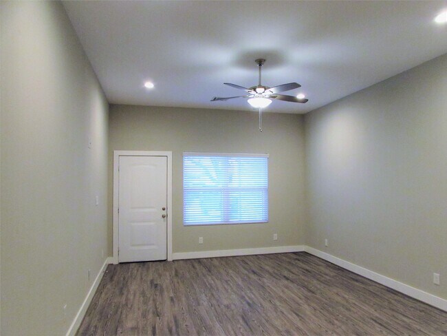 Building Photo - 3249 Dixie Dr