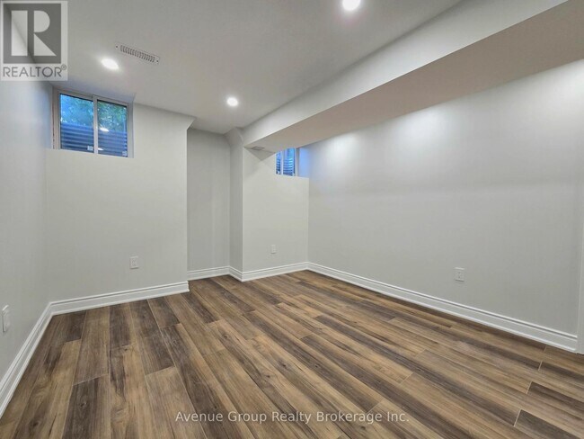 Photo du bâtiment - 38 Vipond Rd