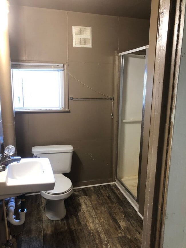 Building Photo - Looking for great tenants for this 2 bedroom house