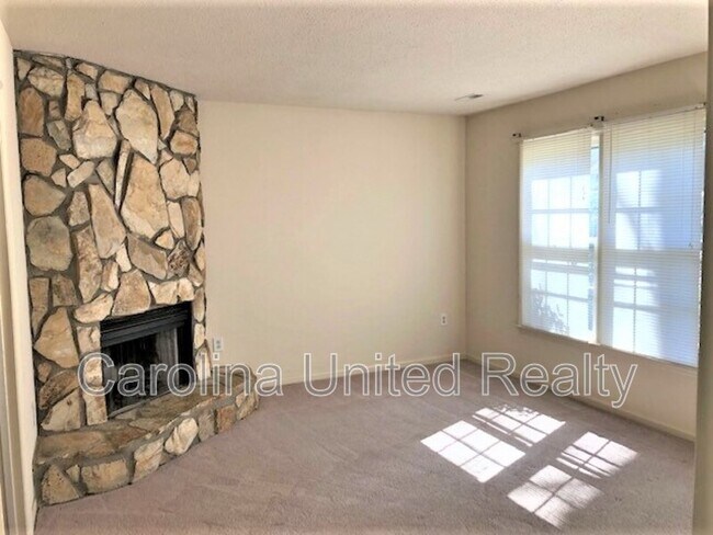 Foto del edificio - 7818 Surreywood Pl