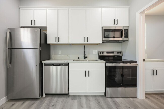 Foto del edificio - Brand-New & Luxe Downstairs 1-Bed/1-Bath Unit; HALF OFF ONE MONTH'S RENT!