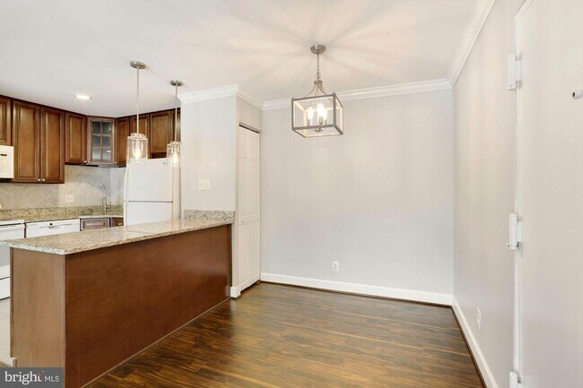 Building Photo - 440 E Cornell Dr