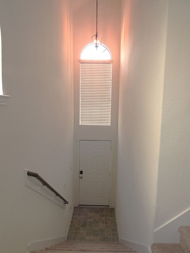 Building Photo - Conveniently located townhome in gated com...