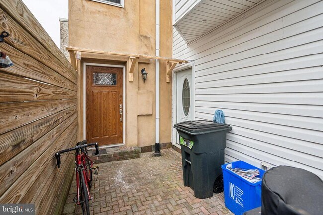 Building Photo - 1511-13 S Camac St