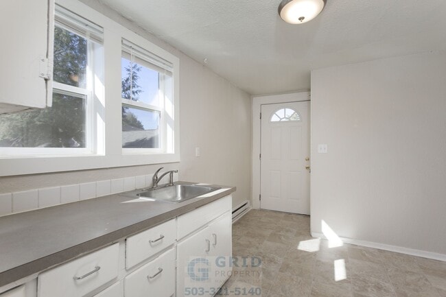 Building Photo - Charming 2 Bedroom Home Available in Woodstock Neighborhood!