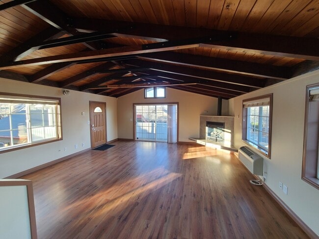 Living room - 700 NW Hill St