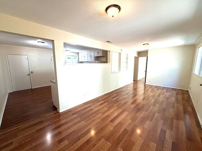 Foto del edificio - Biker’s Paradise: Cozy 2BR Duplex Steps from UC Davis & Downtown.