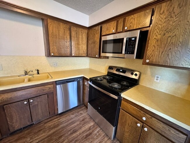 Building Photo - 2 Bedrooms, 1 1/2 baths and a 1 car garage duplex for rent in SW OKC near SW 89th and Penn!