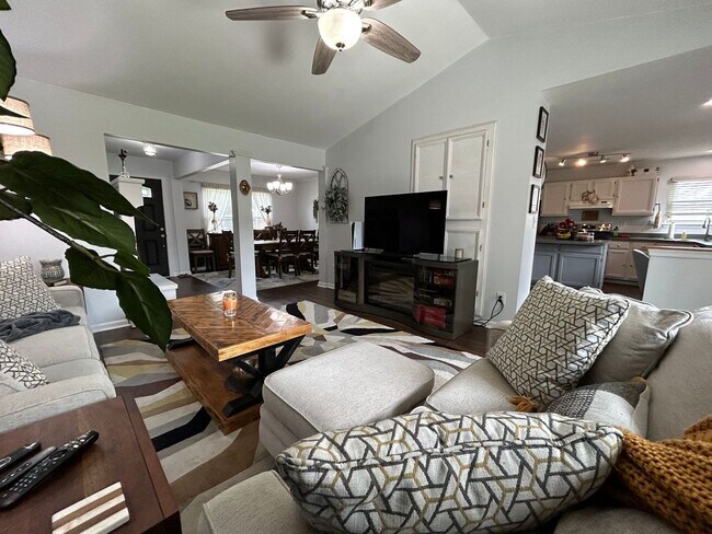 Building Photo - Welcome to this charming ranch-style home ...