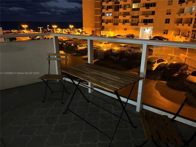 Foto del edificio - 3140 S Ocean Dr