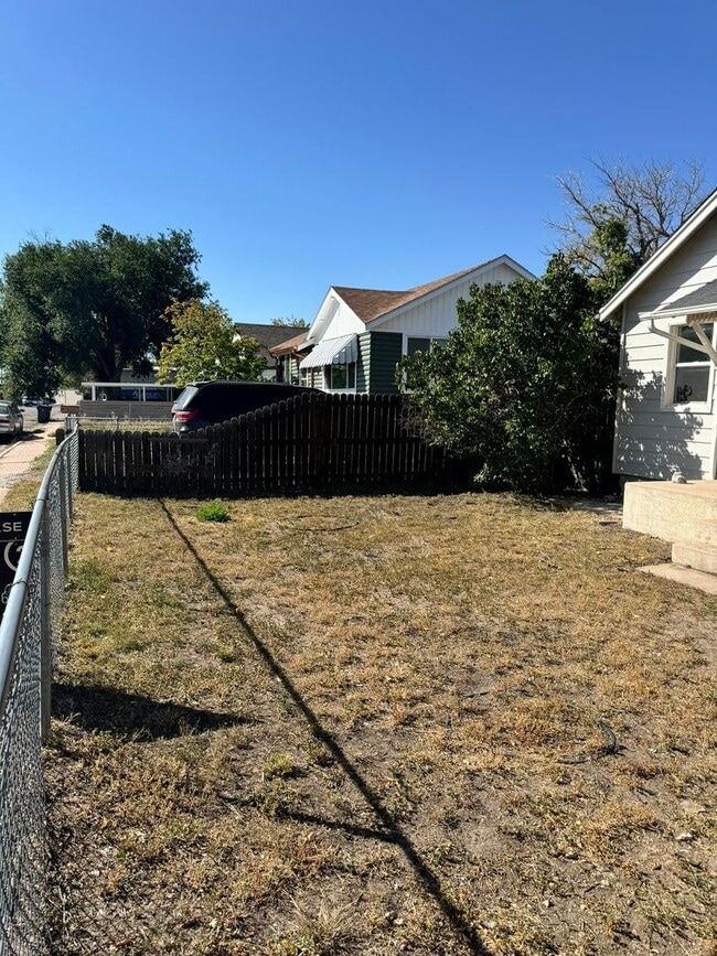 Building Photo - 2114 E 11th St