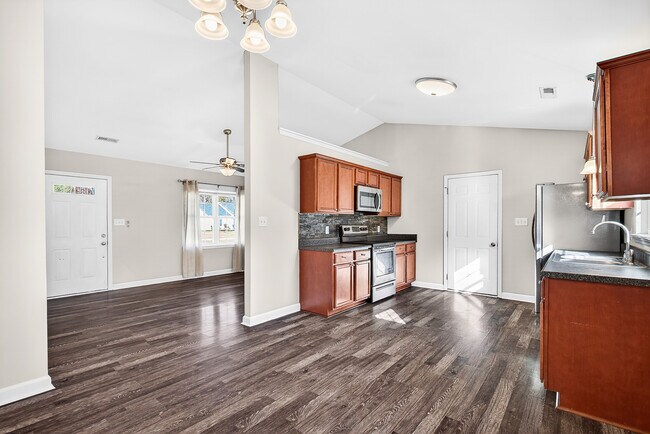 Building Photo - 130 Woodbury Farm Dr