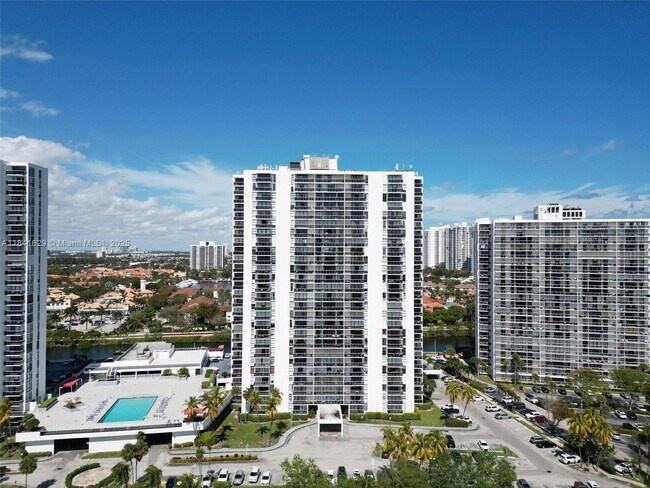 Foto del edificio - 3675 N Country Club Dr