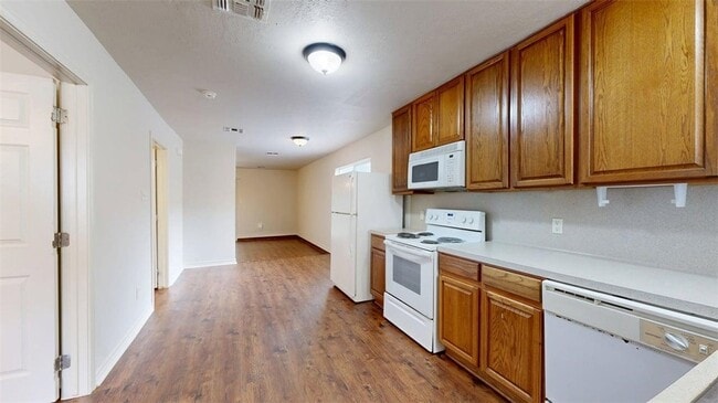 Building Photo - 1915 Pine Tree Dr