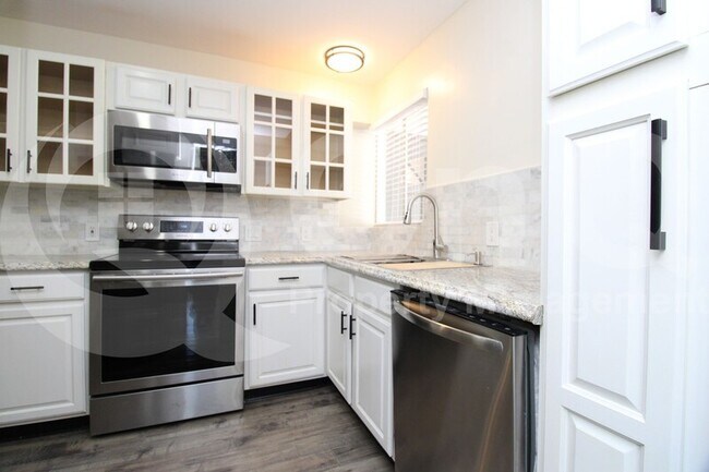 Building Photo - 536 S Temple St