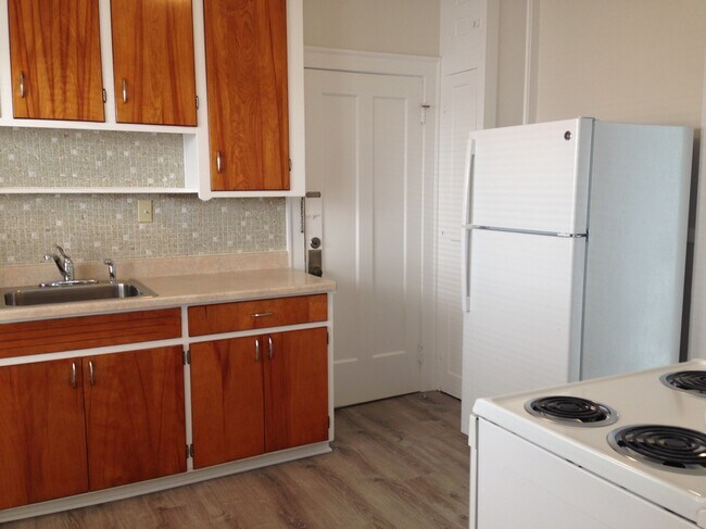 Kitchen - 2135 Eldred Ave