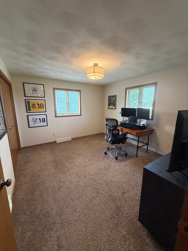 Building Photo - 1312 W Hiawatha Dr