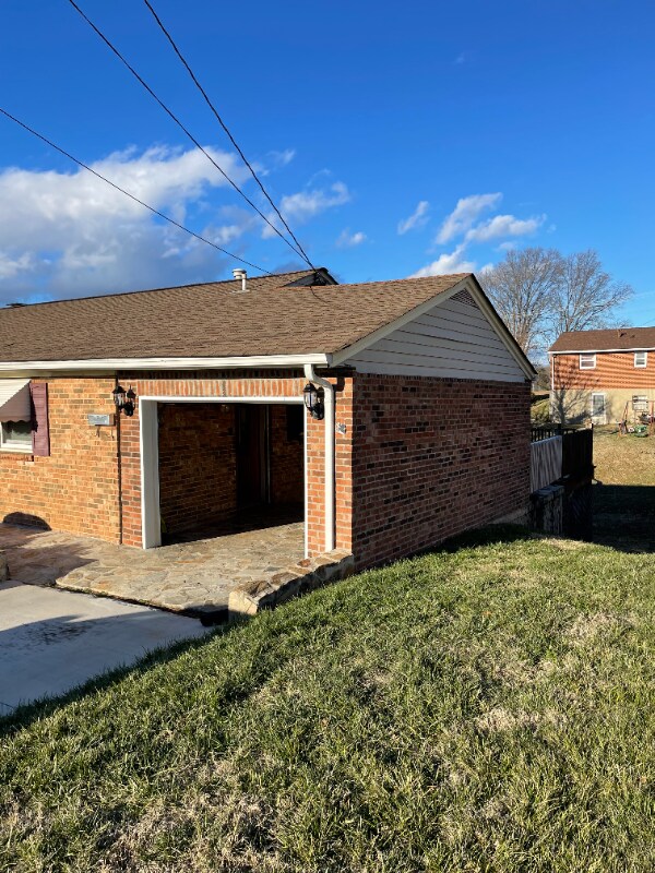 Building Photo - 606 Doe St