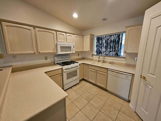 Foto del edificio - Fort Mohave!! 3 bedroom 2 bathroom in Fairway Estates.