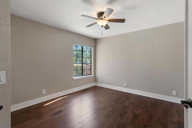 Building Photo - Gorgeous Executive Level Home 4 beds 3 baths close to hospitals and courthouse