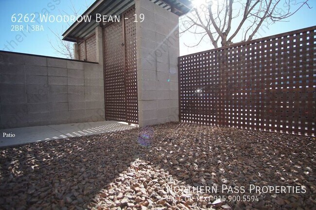 Foto del edificio - Modern 2 BDR Townhome - Refrigerated AC!
