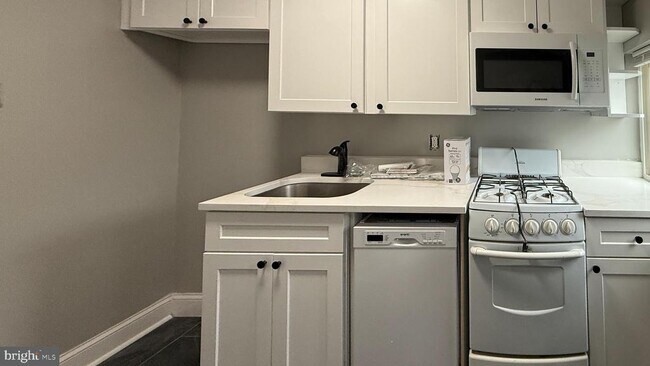 Foto del edificio - 7827 Montgomery Ave