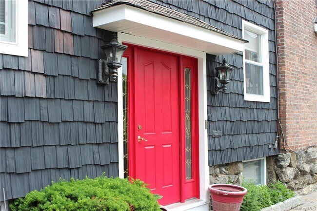 Building Photo - 34 Circuit Rd