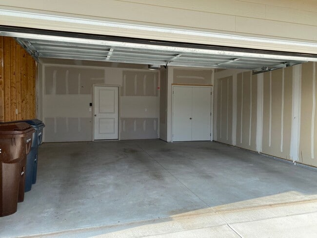 Building Photo - 427 S Longbranch Dr