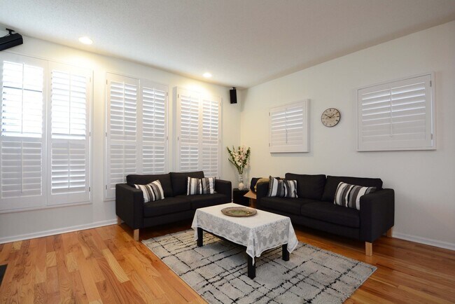 Foto del edificio - 2-Bed, 3-Bath Townhouse in a Great Location!
