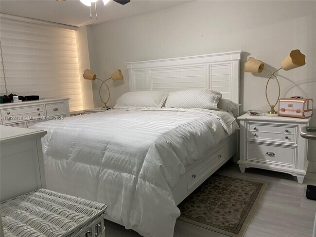 Foto del edificio - 17021 N Bay Rd