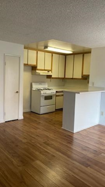 Kitchen viewed from living room - 11126 Morrison St