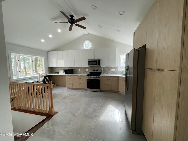 Building Photo - 20 Roslyn Dr