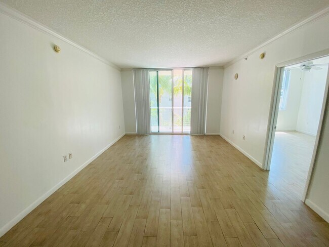 Foto del edificio - Spacious 2-bedroom apartment in full servi...