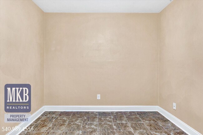 Building Photo - Beautiful 3 Bedroom Townhome in Hunting Hills