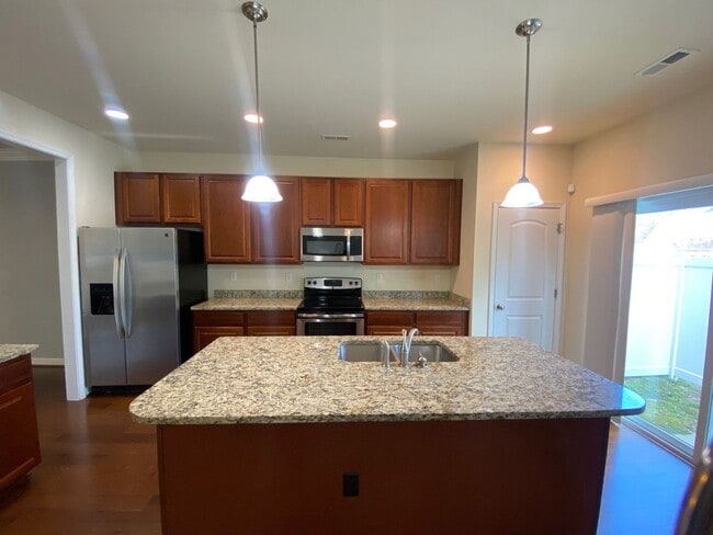 Building Photo - Spacious & Updated 3BR/3BA Home Near Shopping & Interstate Access!