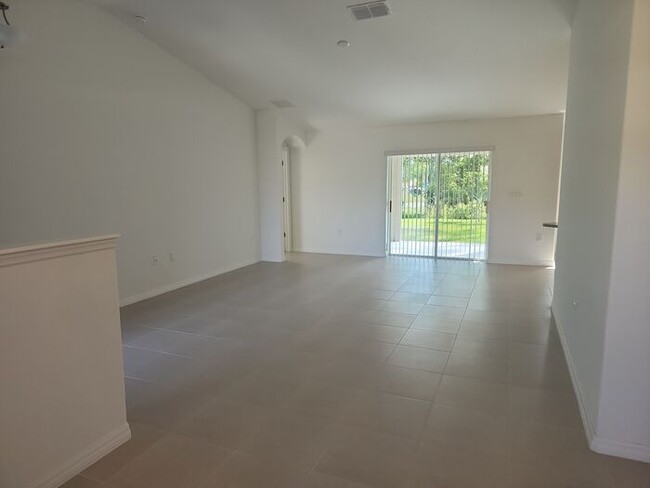 Building Photo - Spacious 3 bed, 2 bath Palm Coast Home min...