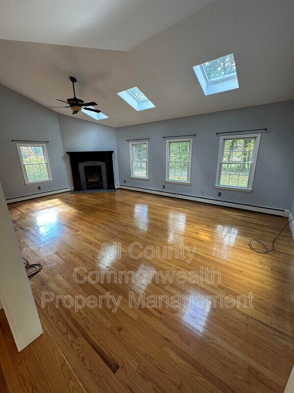 Foto del edificio - 49 Hoppin Hill Ave