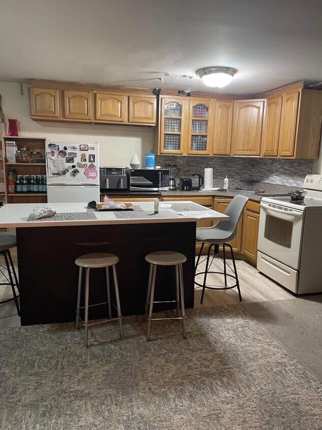 Primary Photo - 130 Lyman Ave