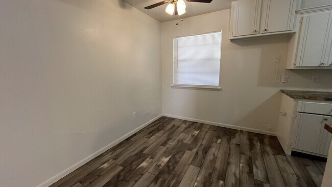 Foto del edificio - 2221 Candy Ln