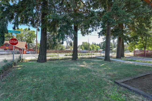 Foto del edificio - 12815 SE Powell Blvd