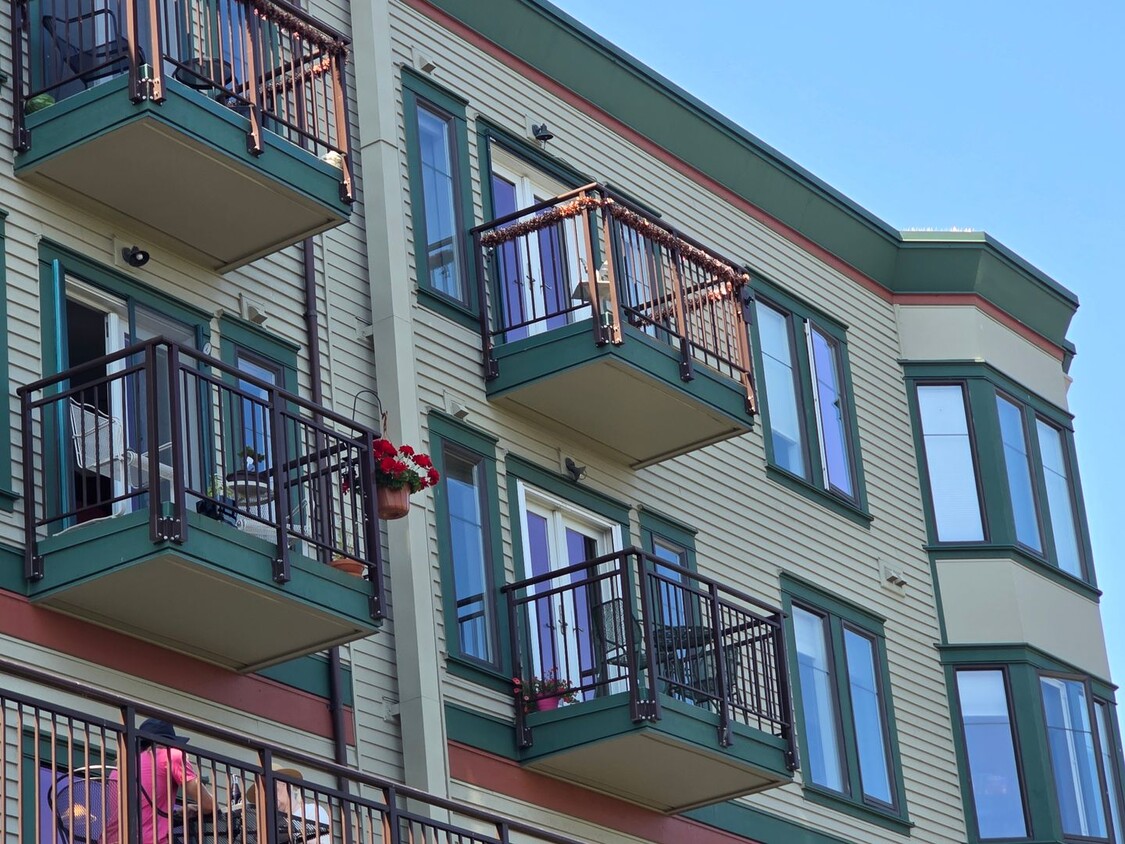 Primary Photo - Lovely condo above Aldrichs Market