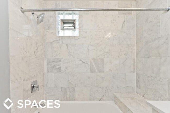 Building Photo - 4 bedroom in Chicago IL 60613