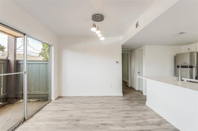 Building Photo - 2124 Burton Dr