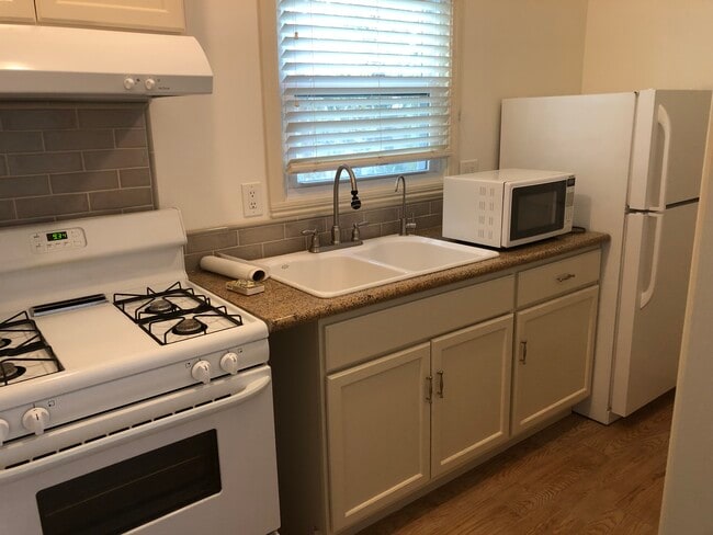 Kitchen with four burner stove - 11277 La Maida St